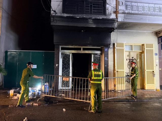 Giải cứu 5 người trong vụ cháy nhà 5 tầng tại Hà Nội- Ảnh 2.