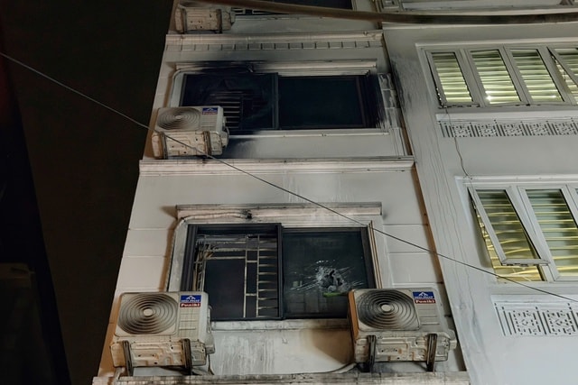 Giải cứu 5 người trong vụ cháy nhà 5 tầng tại Hà Nội- Ảnh 1.