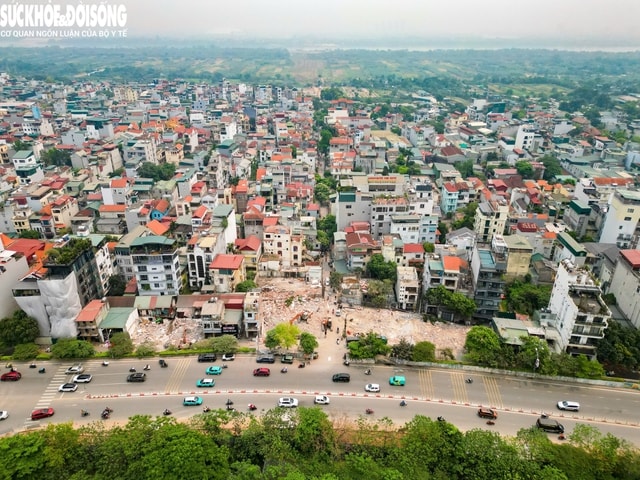 Người dân tháo dỡ tài sản bàn giao mặt bằng xây 