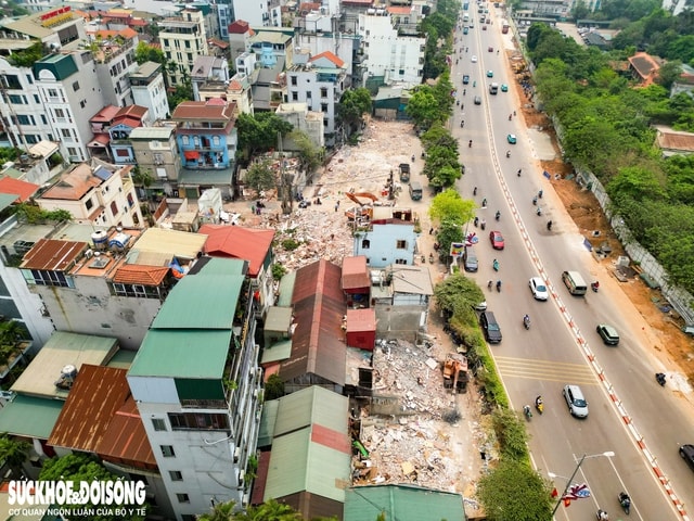Người dân tháo dỡ tài sản bàn giao mặt bằng xây 