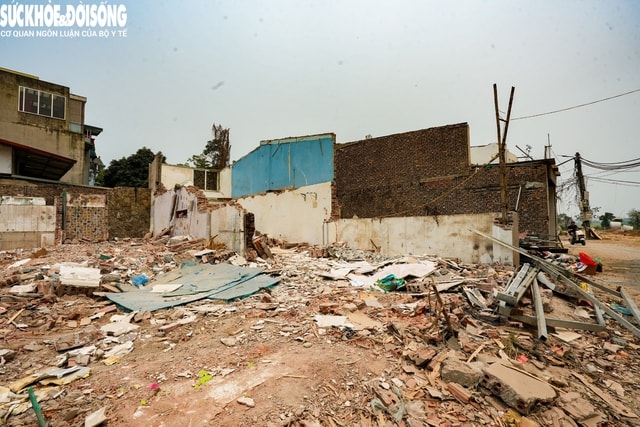 Người dân tháo dỡ tài sản bàn giao mặt bằng xây 