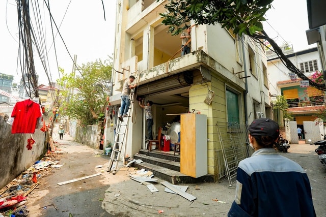 Người dân tháo dỡ tài sản bàn giao mặt bằng xây 