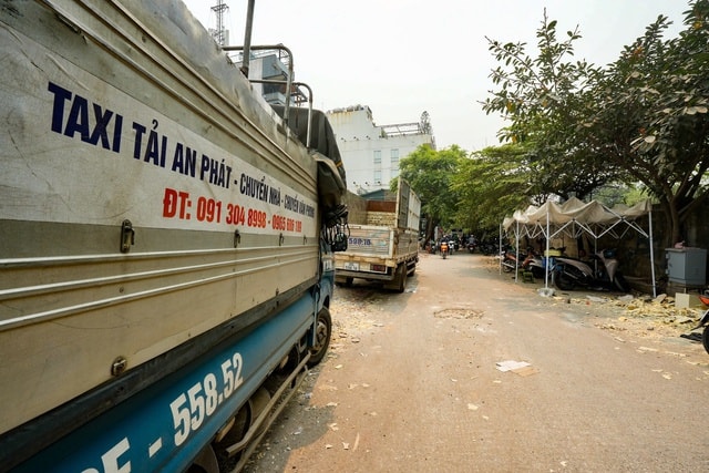 Người dân tháo dỡ tài sản bàn giao mặt bằng xây 