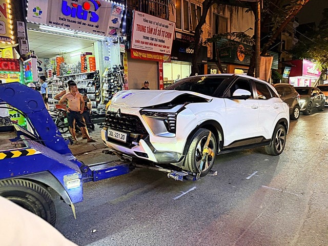 Lực lượng chức năng cẩu kéo các phương tiện liên quan khỏi hiện trường.