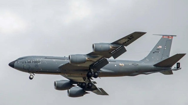 Máy bay KC-135 Mỹ chằng chịt vết đạn sau trận đánh của Iran?- Ảnh 1.