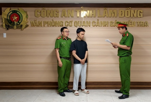 Bắt khẩn cấp nhân viên ngân hàng lừa đảo, chiếm đoạt 1,7 tỷ đồng qua ứng dụng vay trực tuyến- Ảnh 1.