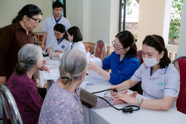 Tiếp sức ngư dân bám biển từ những tủ thuốc nghĩa tình- Ảnh 1. Tiếp sức ngư dân bám biển từ những tủ thuốc nghĩa tình- Ảnh 1.