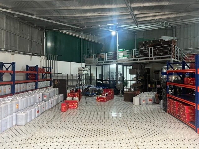 Phát hiện cơ sở chứa gần 9.000 lít rượu táo mèo, rượu mơ... đựng trong can nhựa, dán nhãn sơ sài- Ảnh 3. Phát hiện cơ sở chứa gần 9.000 lít rượu táo mèo, rượu mơ... đựng trong can nhựa, dán nhãn sơ sài- Ảnh 3.