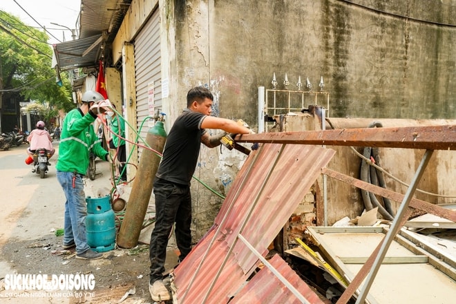 Người dân tháo dỡ tài sản bàn giao mặt bằng xây 