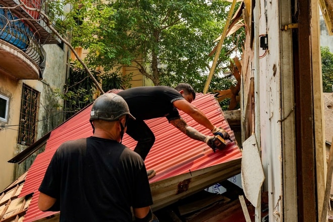 Người dân tháo dỡ tài sản bàn giao mặt bằng xây 