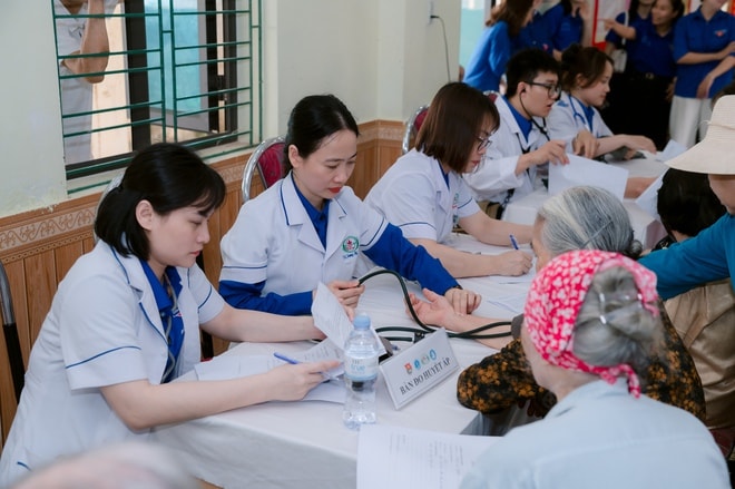 Tiếp sức ngư dân bám biển từ những tủ thuốc nghĩa tình- Ảnh 4. Tiếp sức ngư dân bám biển từ những tủ thuốc nghĩa tình- Ảnh 4.