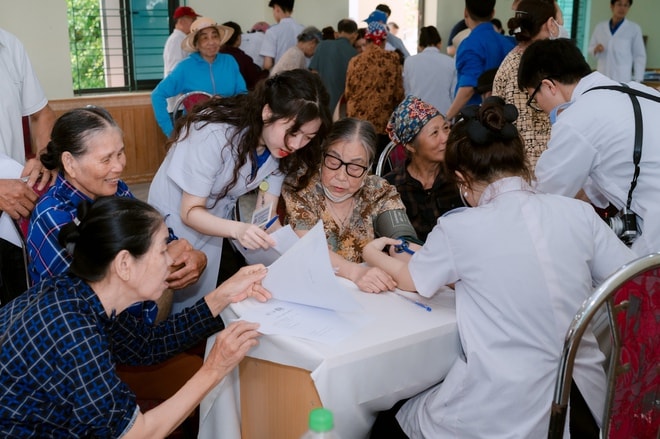 Tiếp sức ngư dân bám biển từ những tủ thuốc nghĩa tình- Ảnh 3. Tiếp sức ngư dân bám biển từ những tủ thuốc nghĩa tình- Ảnh 3.