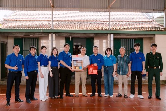 Tiếp sức ngư dân bám biển từ những tủ thuốc nghĩa tình- Ảnh 2. Tiếp sức ngư dân bám biển từ những tủ thuốc nghĩa tình- Ảnh 2.