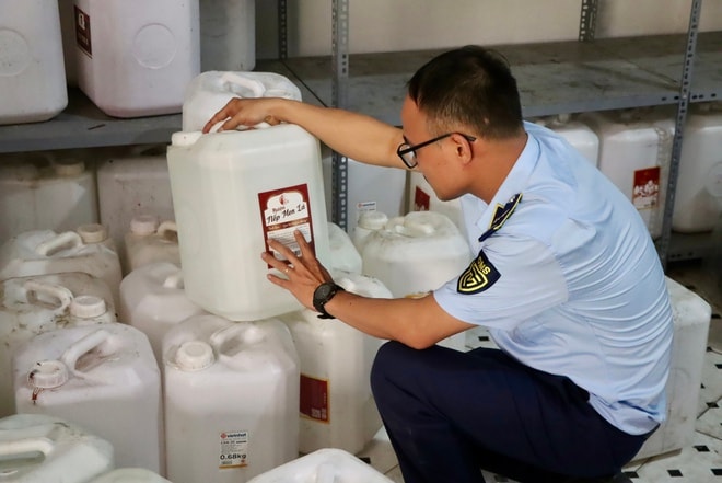 Phát hiện cơ sở chứa gần 9.000 lít rượu táo mèo, rượu mơ... đựng trong can nhựa, dán nhãn sơ sài- Ảnh 2. Phát hiện cơ sở chứa gần 9.000 lít rượu táo mèo, rượu mơ... đựng trong can nhựa, dán nhãn sơ sài- Ảnh 2.