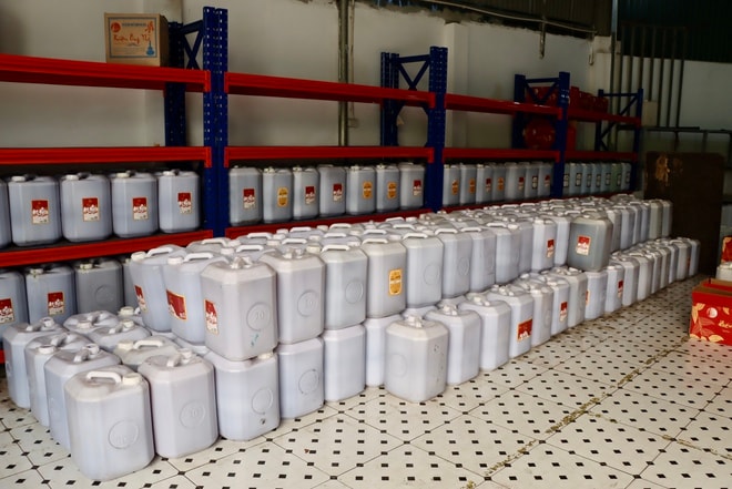 Phát hiện cơ sở chứa gần 9.000 lít rượu táo mèo, rượu mơ... đựng trong can nhựa, dán nhãn sơ sài- Ảnh 1. Phát hiện cơ sở chứa gần 9.000 lít rượu táo mèo, rượu mơ... đựng trong can nhựa, dán nhãn sơ sài- Ảnh 1.