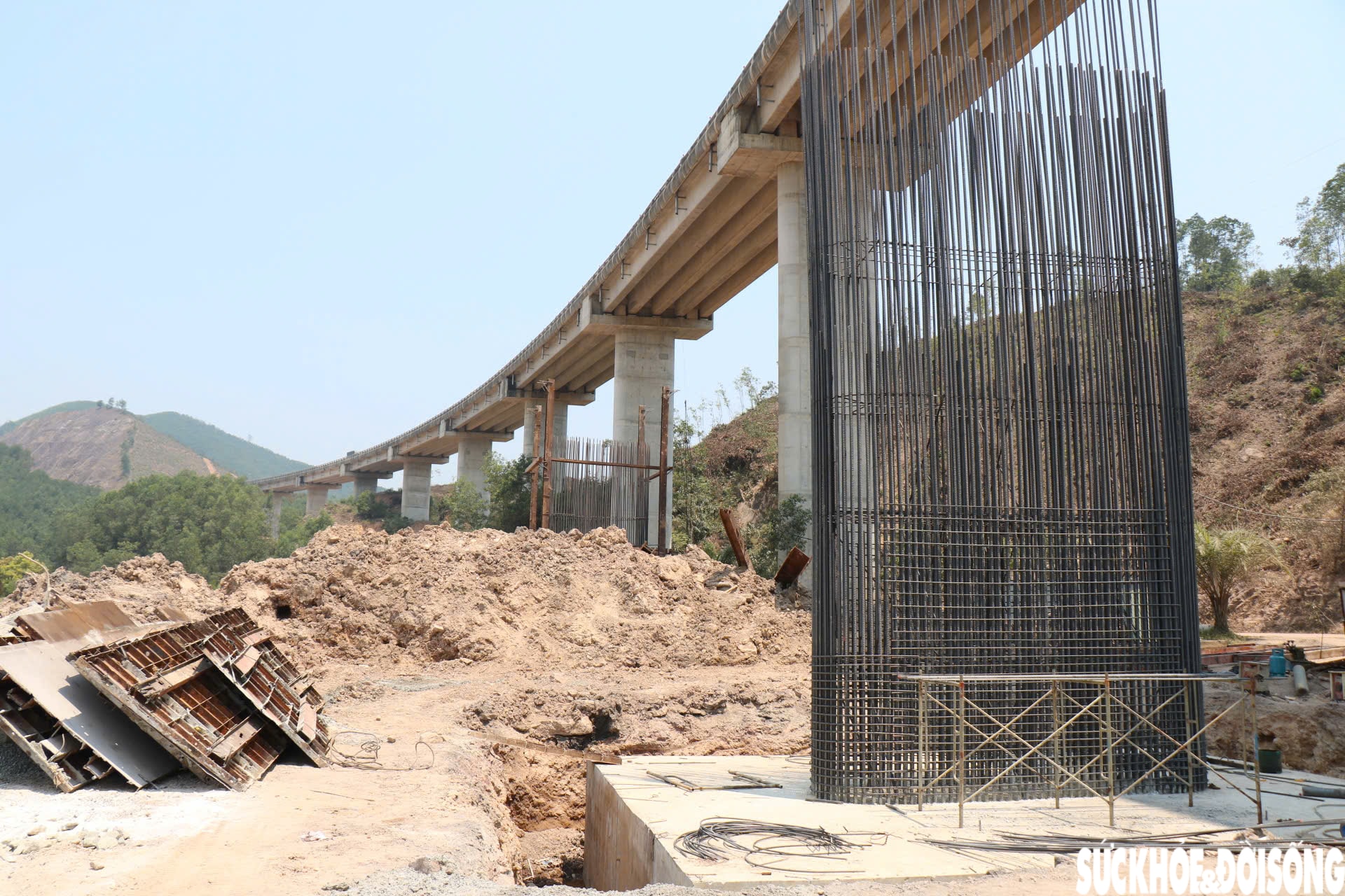 Hàng trăm công nhân miệt mài thi công mở rộng cao tốc Cam Lộ - La Sơn giữa nắng nóng như đổ lửa- Ảnh 3.