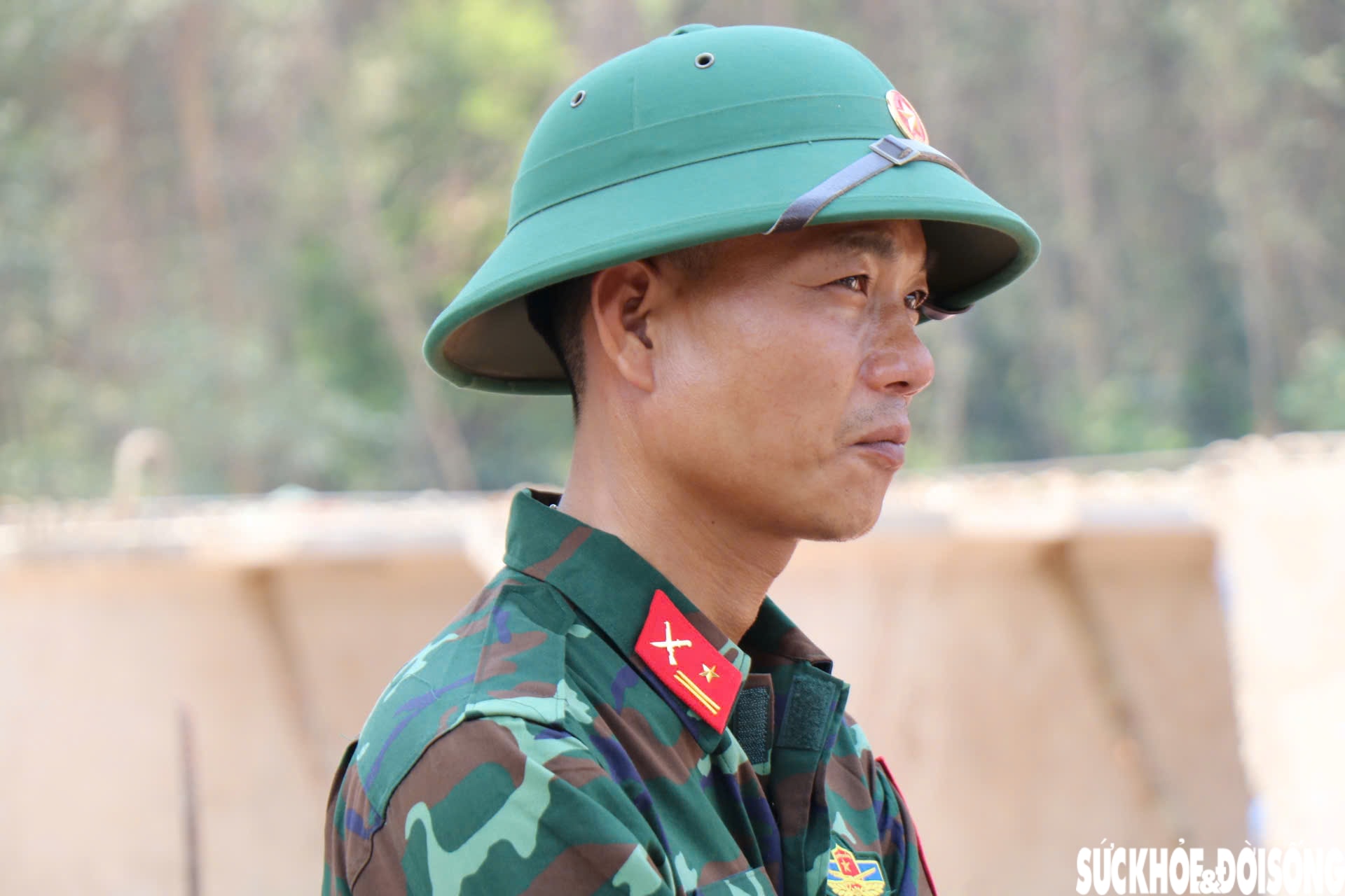 Hàng trăm công nhân miệt mài thi công mở rộng cao tốc Cam Lộ - La Sơn giữa nắng nóng như đổ lửa- Ảnh 5.