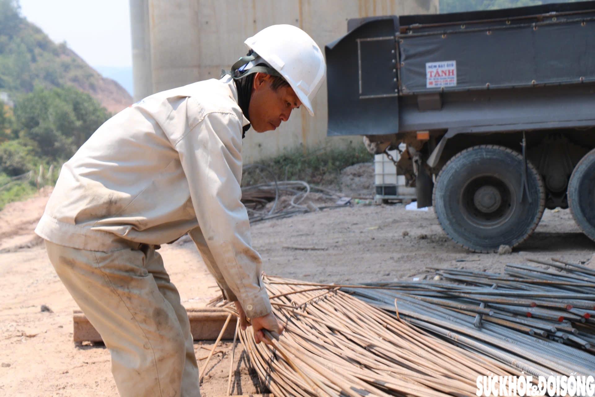 Hàng trăm công nhân miệt mài thi công mở rộng cao tốc Cam Lộ - La Sơn giữa nắng nóng như đổ lửa- Ảnh 6.
