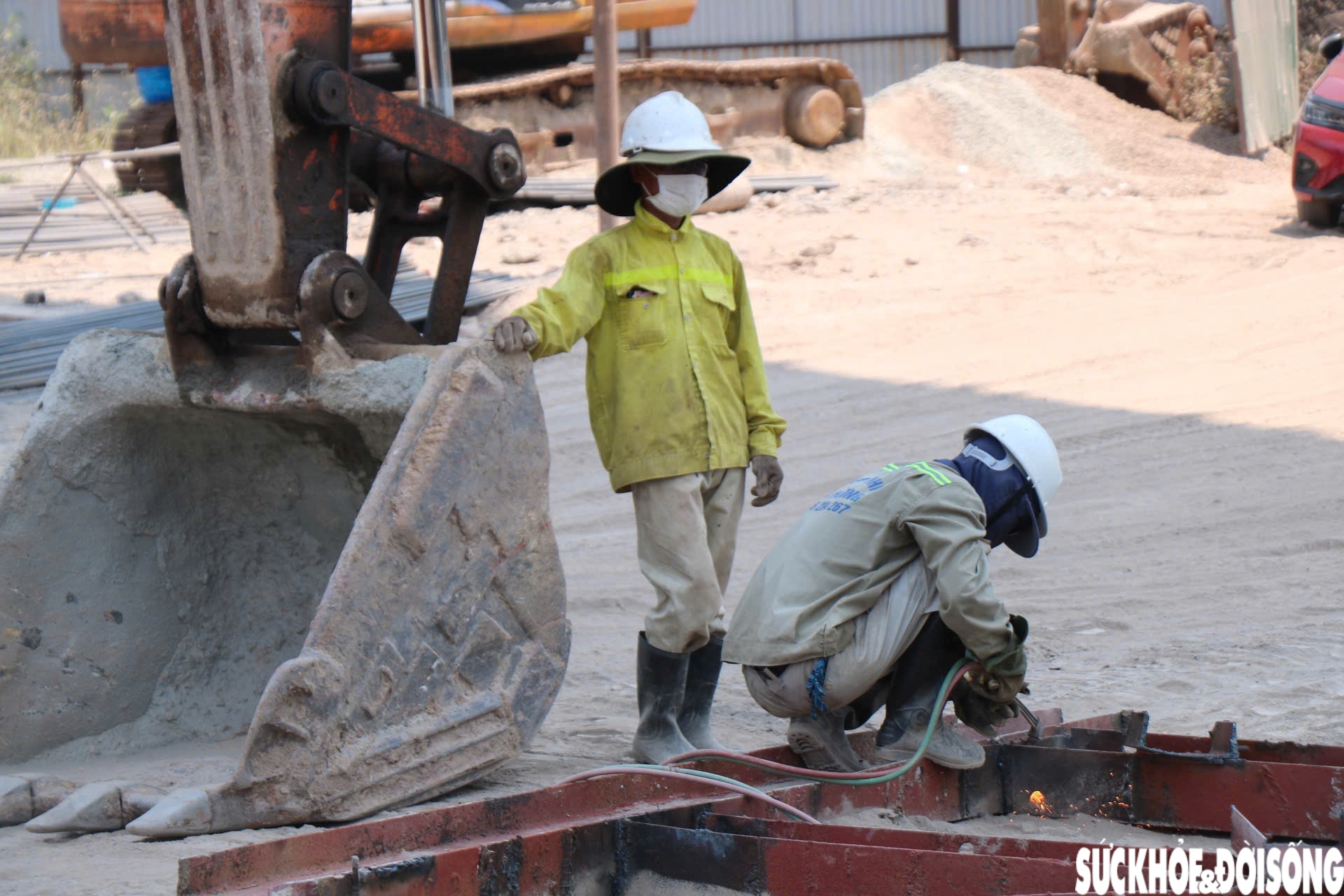 Hàng trăm công nhân miệt mài thi công mở rộng cao tốc Cam Lộ - La Sơn giữa nắng nóng như đổ lửa- Ảnh 7.