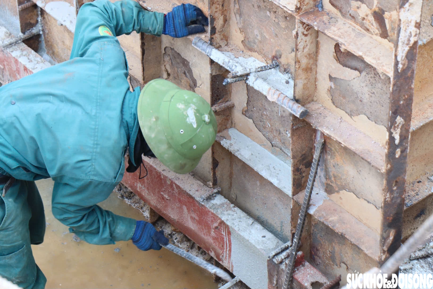 Hàng trăm công nhân miệt mài thi công mở rộng cao tốc Cam Lộ - La Sơn giữa nắng nóng như đổ lửa- Ảnh 8.