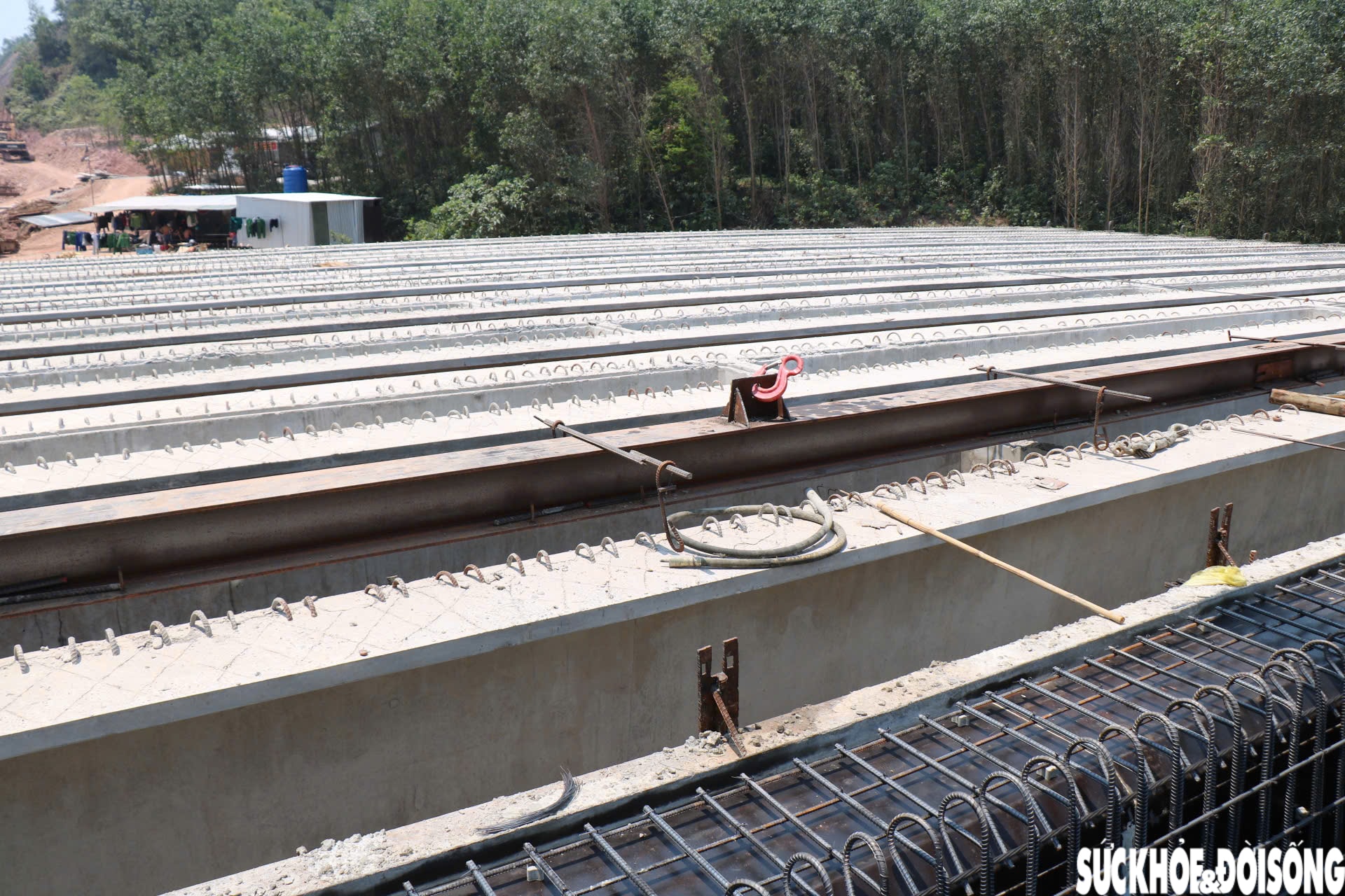 Hàng trăm công nhân miệt mài thi công mở rộng cao tốc Cam Lộ - La Sơn giữa nắng nóng như đổ lửa- Ảnh 9.