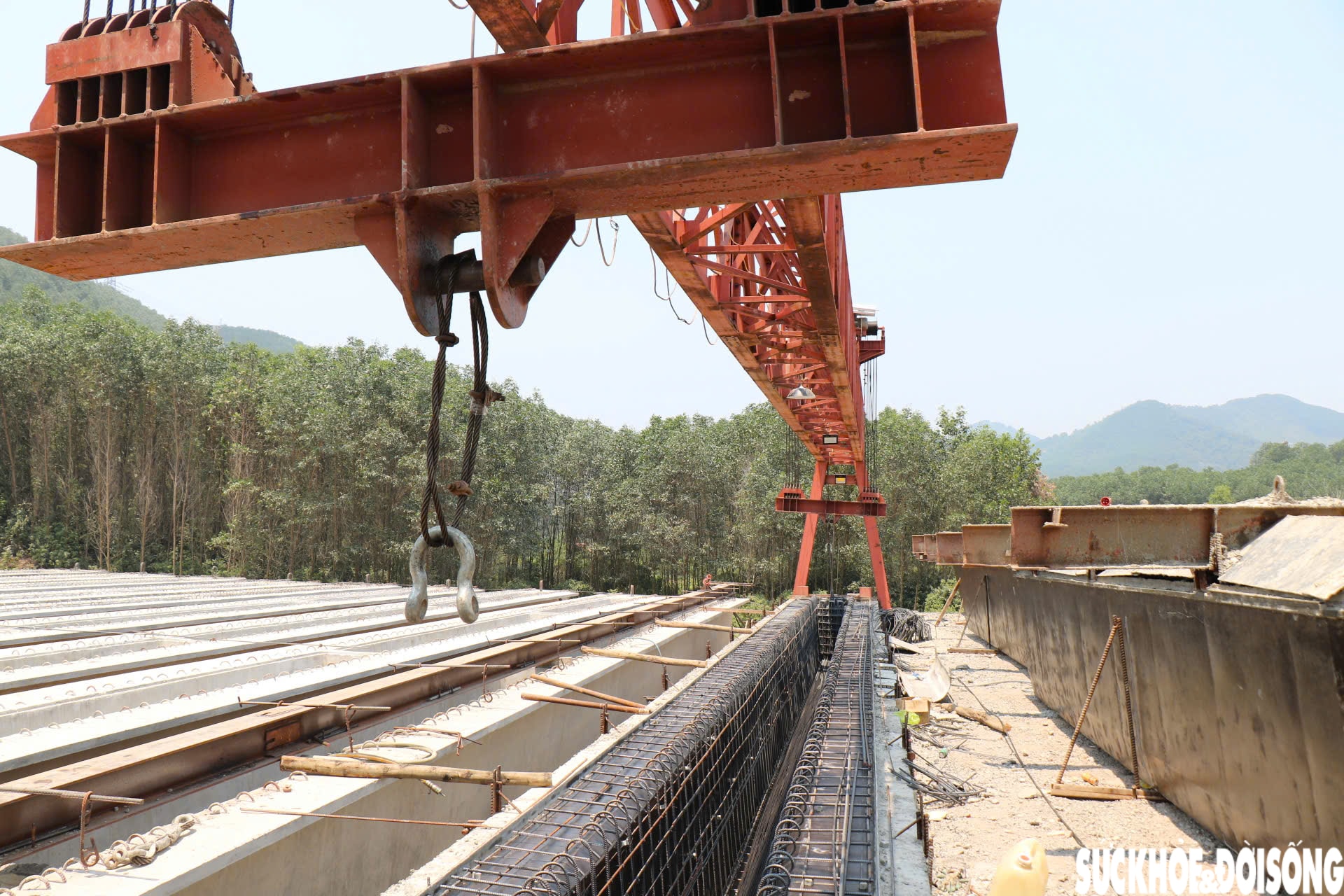 Hàng trăm công nhân miệt mài thi công mở rộng cao tốc Cam Lộ - La Sơn giữa nắng nóng như đổ lửa- Ảnh 10.