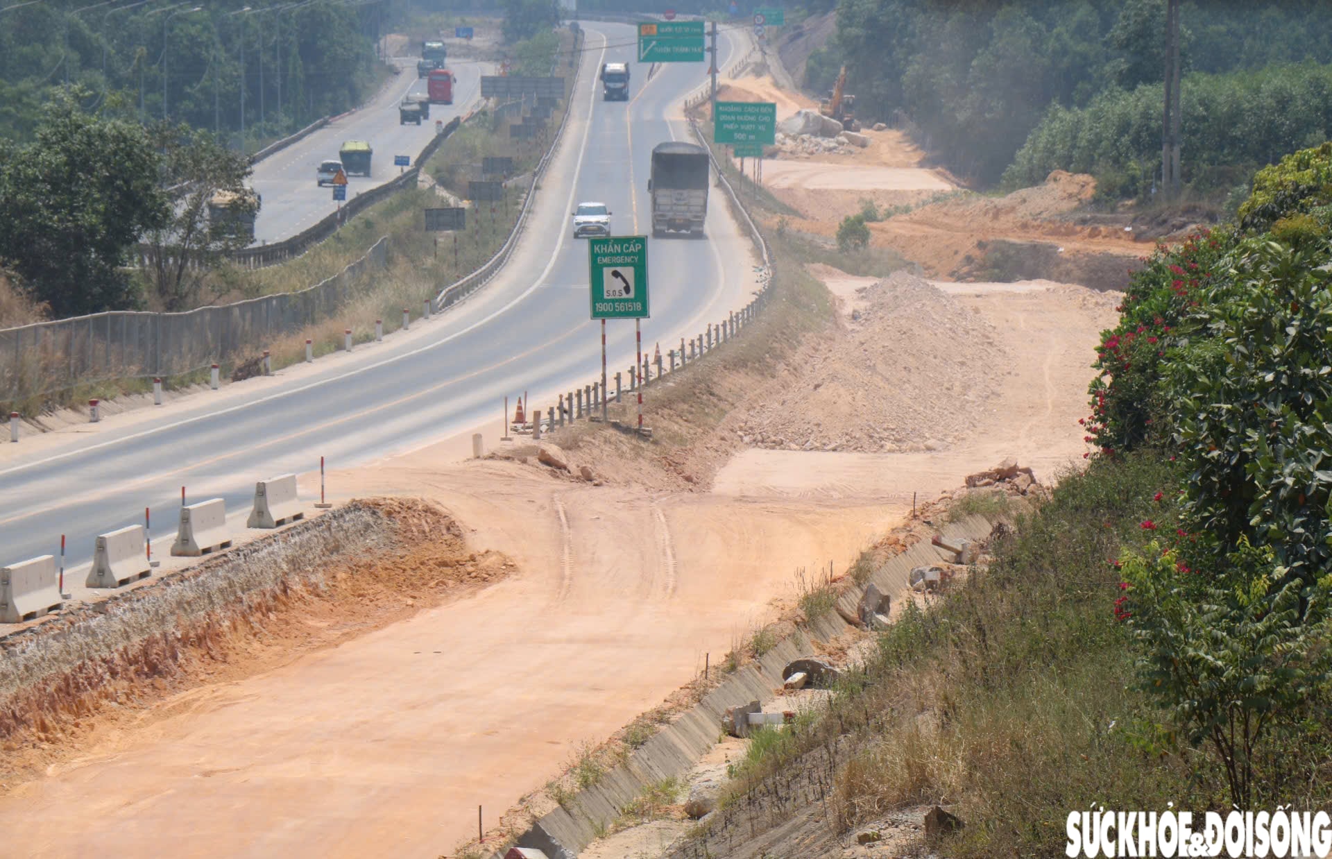 Hàng trăm công nhân miệt mài thi công mở rộng cao tốc Cam Lộ - La Sơn giữa nắng nóng như đổ lửa- Ảnh 12.