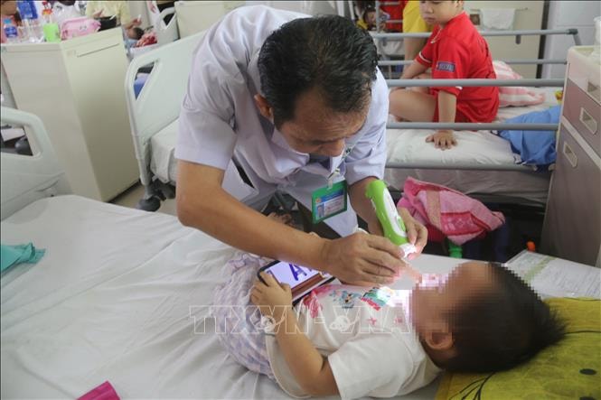 Gia tăng ca mắc tay chân miệng và sốt xuất huyết, người dân cần nâng cao ý thức phòng bệnh- Ảnh 1. Gia tăng ca mắc tay chân miệng và sốt xuất huyết, người dân cần nâng cao ý thức phòng bệnh- Ảnh 1.