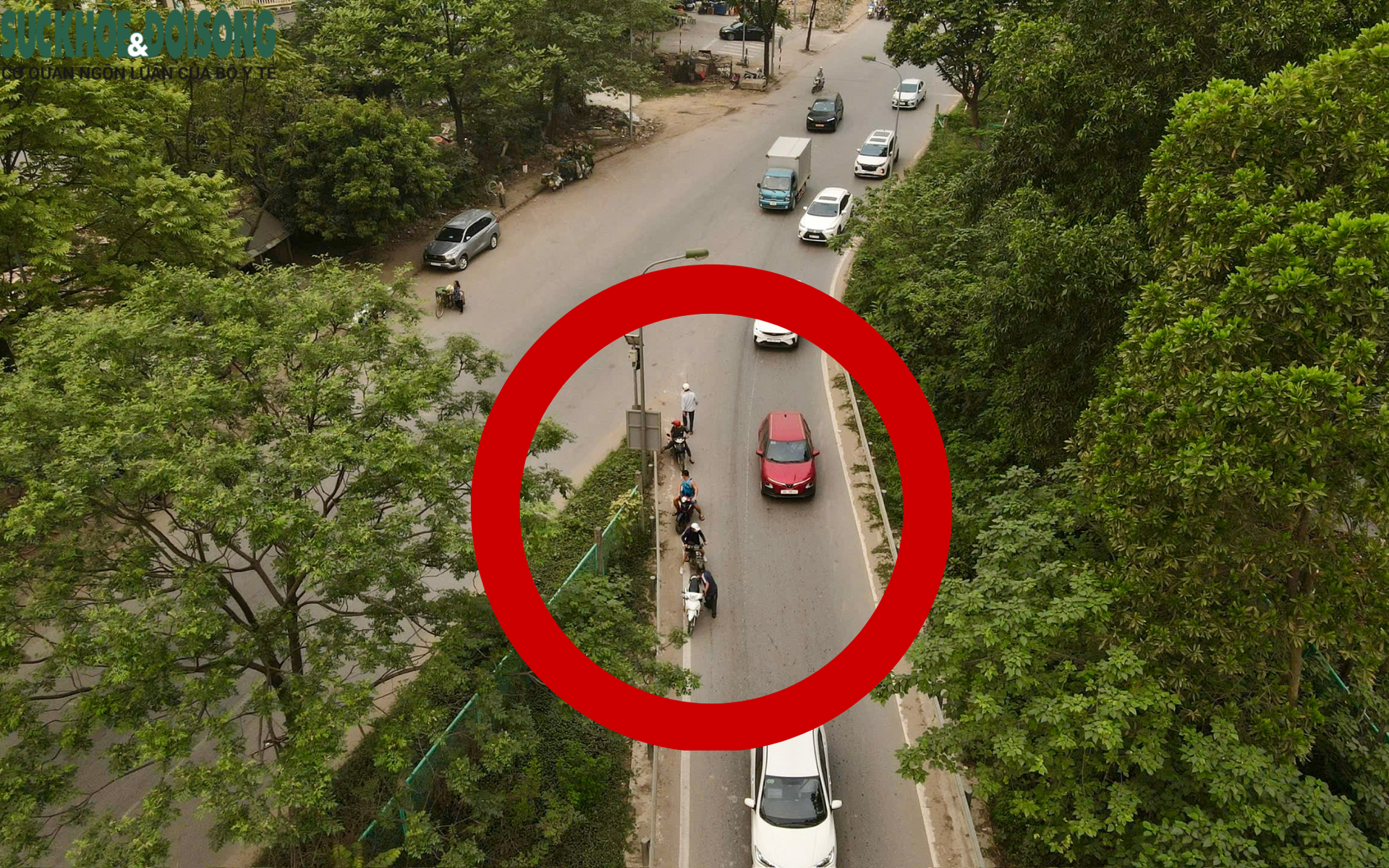 Xe máy 'tranh đường' với ô tô trên đại lộ Thăng Long bị phạt nặng, trừ điểm GPLX- Ảnh 2.