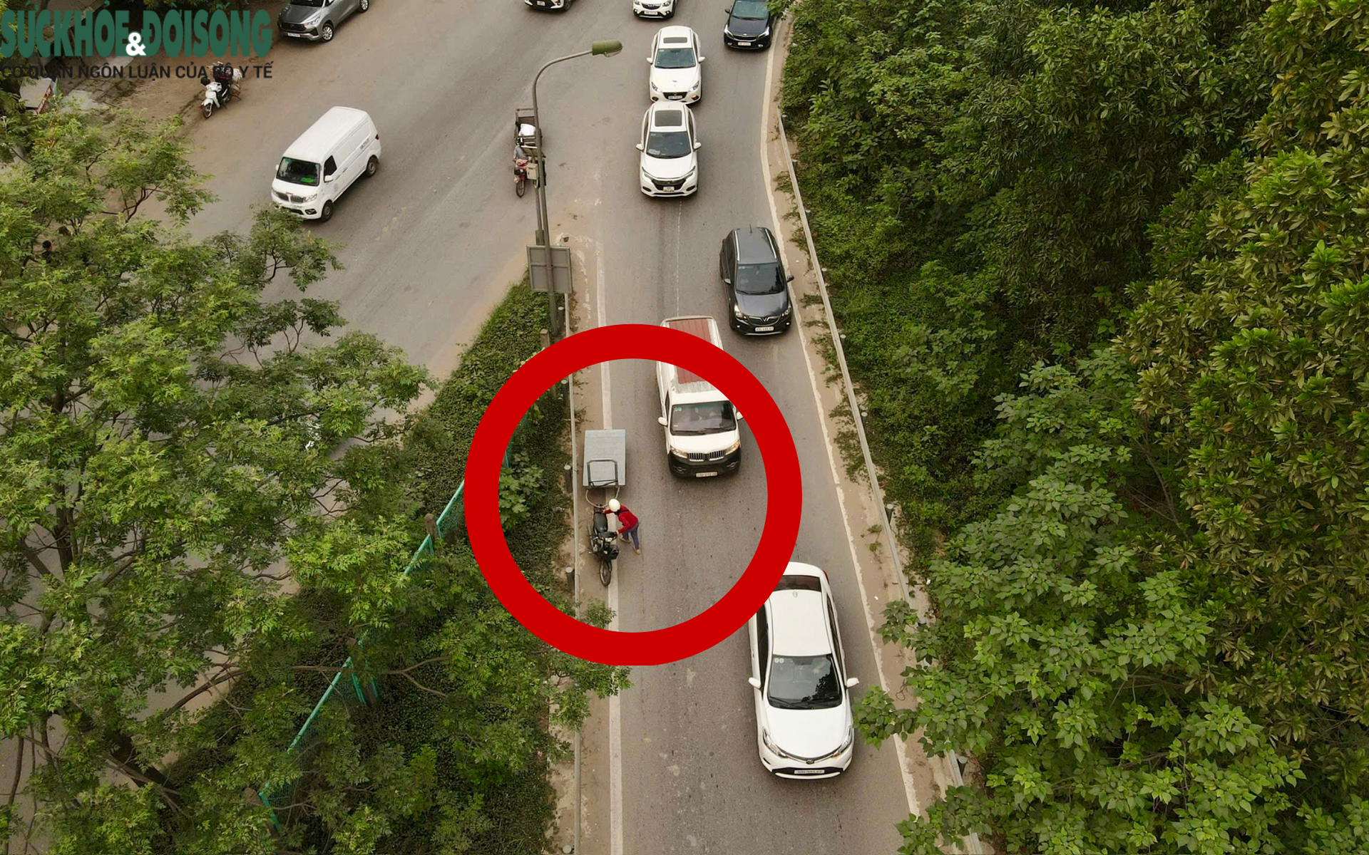 Xe máy 'tranh đường' với ô tô trên đại lộ Thăng Long bị phạt nặng, trừ điểm GPLX- Ảnh 3.