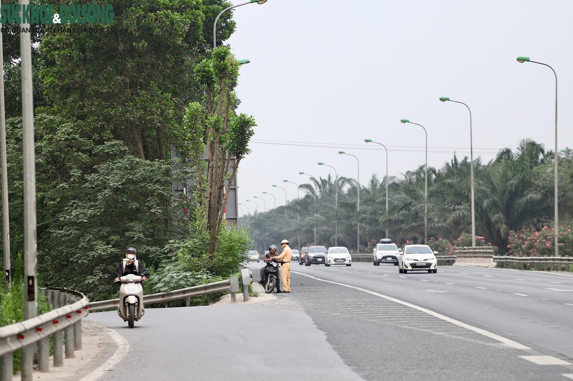 Xe máy 'tranh đường' với ô tô trên đại lộ Thăng Long bị phạt nặng, trừ điểm GPLX- Ảnh 5.