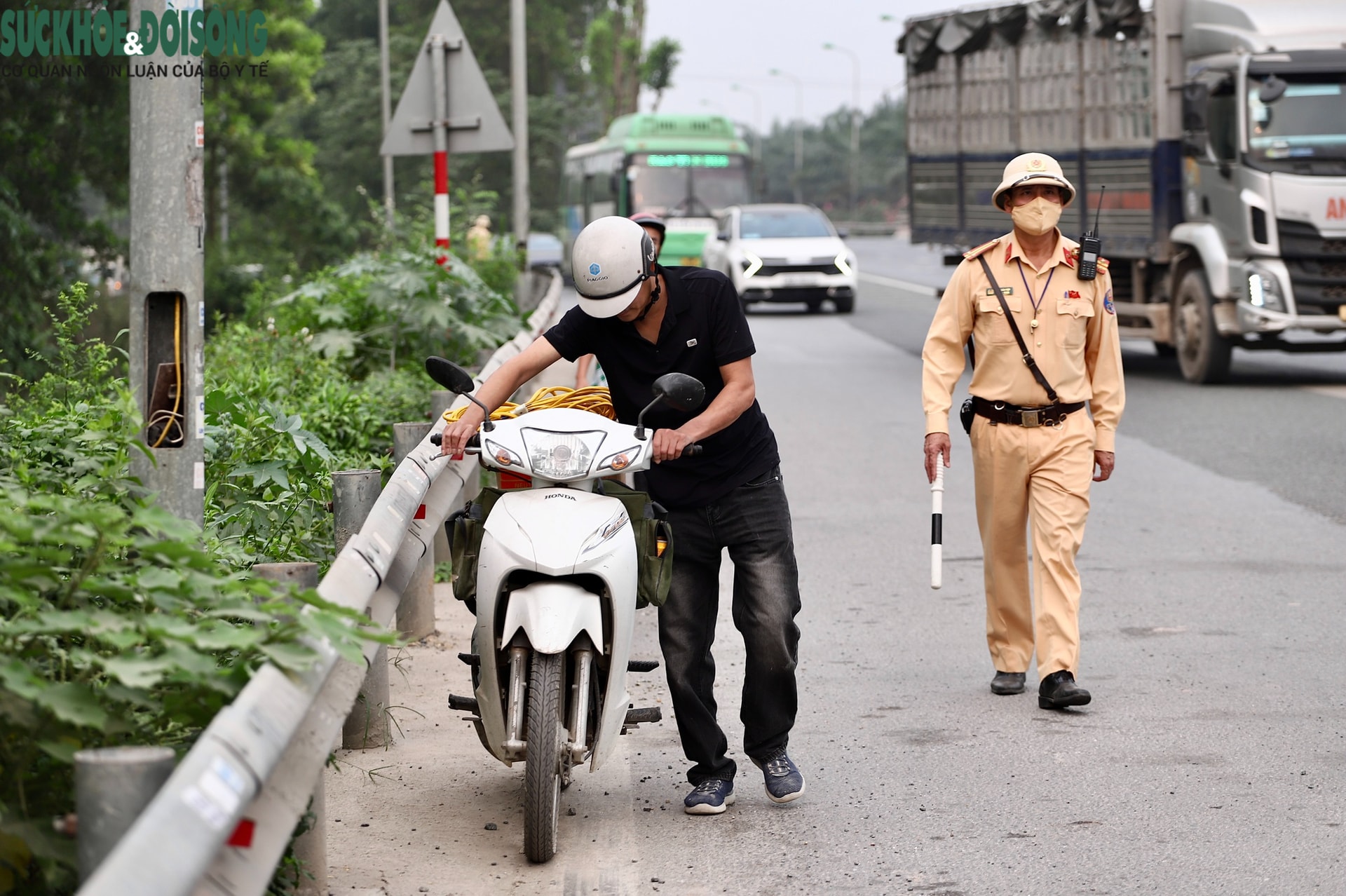 Xe máy 'tranh đường' với ô tô trên đại lộ Thăng Long bị phạt nặng, trừ điểm GPLX- Ảnh 6.