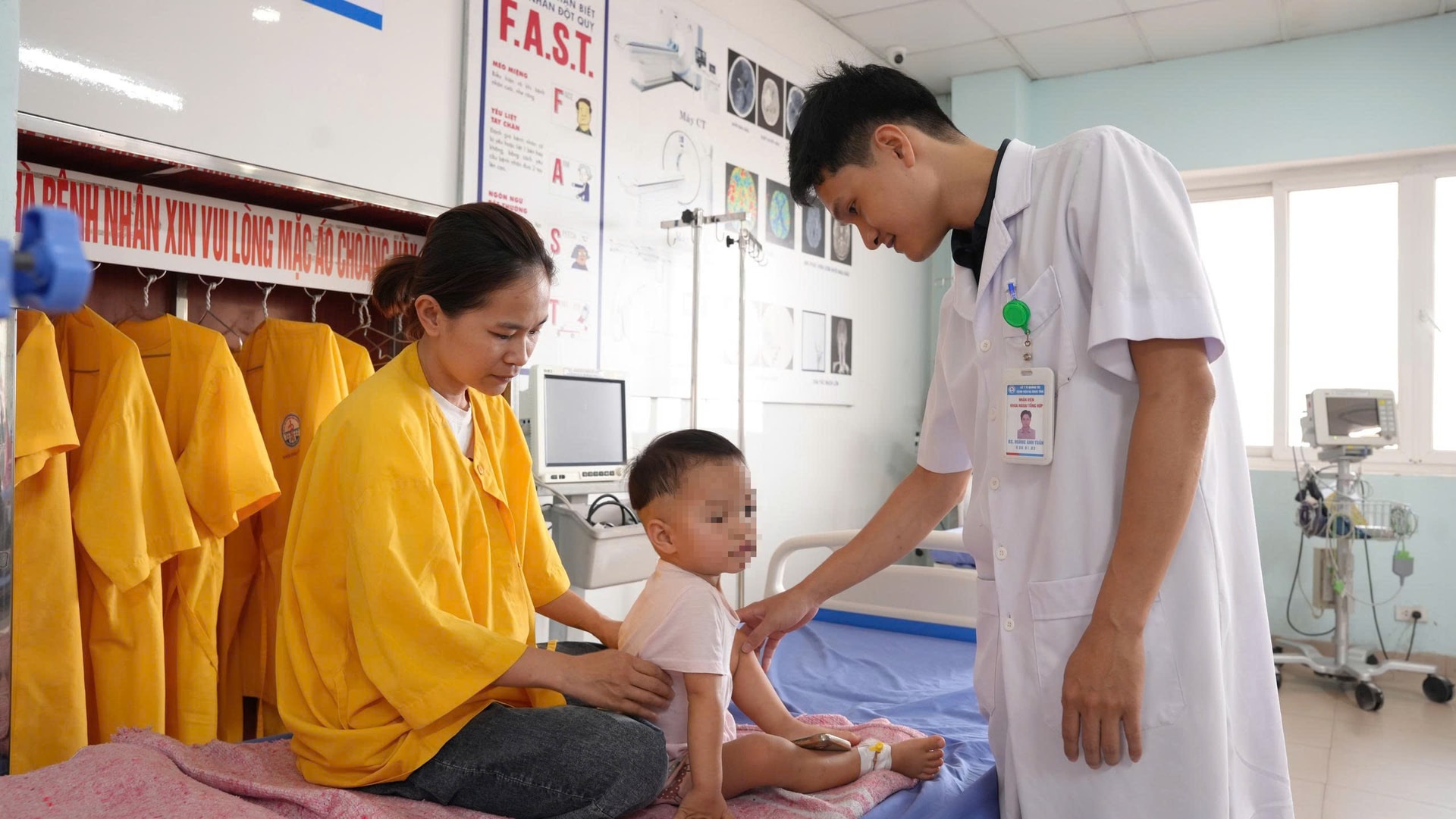 Bé 21 tháng tuổi nuốt phải đinh vít dài khoảng 2,5cm- Ảnh 3. Bé 21 tháng tuổi nuốt phải đinh vít dài khoảng 2,5cm- Ảnh 3.