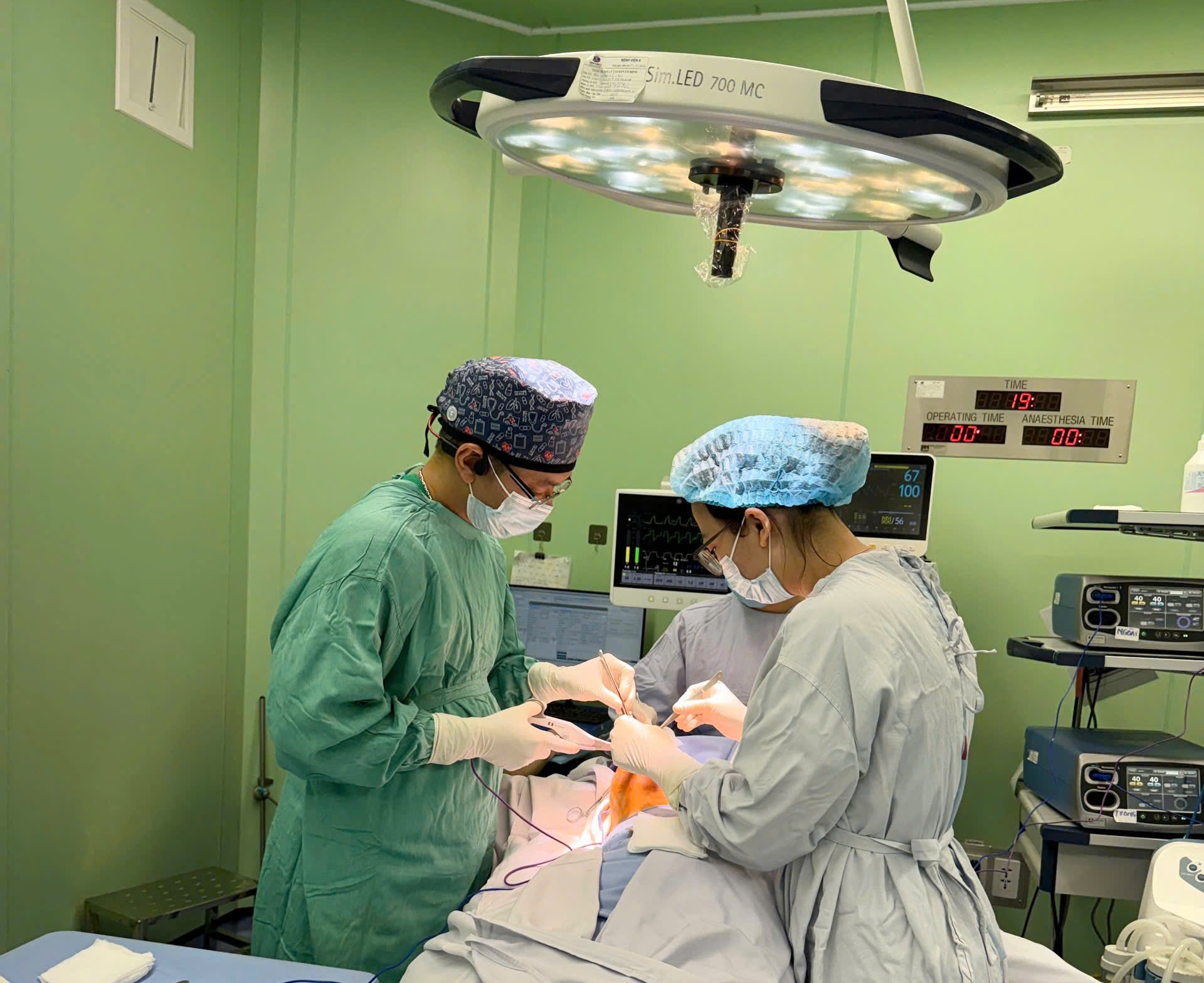 Từ Đức về Việt Nam mổ u vú hiếm gặp lên đến 18cm, cô gái trẻ tìm lại sự tự tin- Ảnh 1.