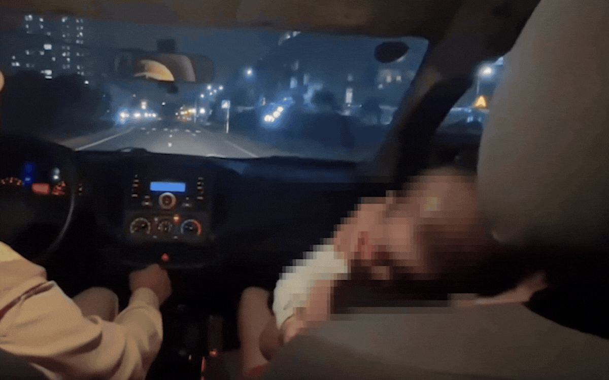 Mẹ bế con 7 tháng tuổi cầu cứu trong đêm, CSGT hỗ trợ vượt hơn 6 km đến bệnh viện an toàn- Ảnh 2.