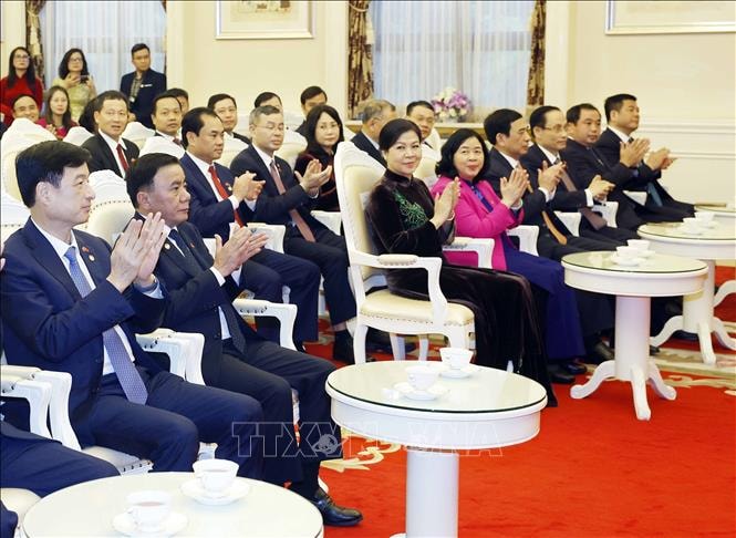 Tổng Bí thư, Chủ tịch nước Tô Lâm và Phu nhân gặp gỡ cán bộ nhân viên đại sứ quán và đại diện cộng đồng người Việt Nam tại Trung Quốc- Ảnh 4.