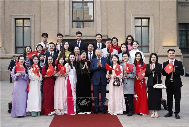 Tổng Bí thư, Chủ tịch nước Tô Lâm và Phu nhân gặp gỡ cán bộ nhân viên đại sứ quán và đại diện cộng đồng người Việt Nam tại Trung Quốc- Ảnh 9.