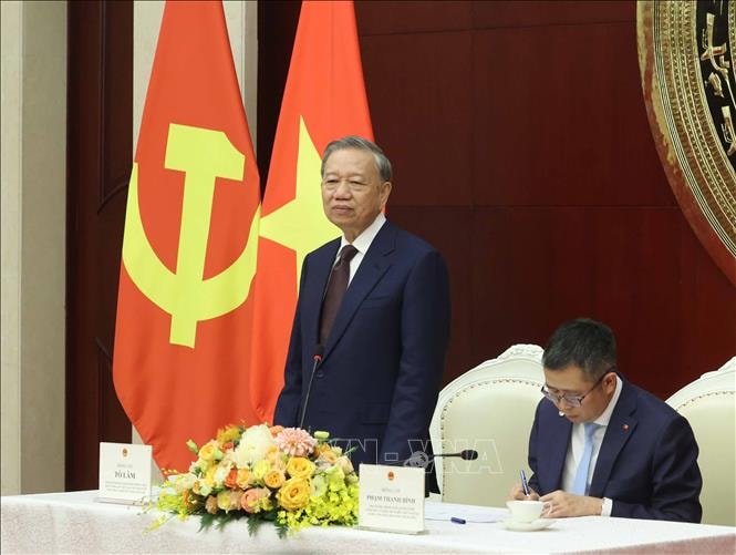 Tổng Bí thư, Chủ tịch nước Tô Lâm và Phu nhân gặp gỡ cán bộ nhân viên đại sứ quán và đại diện cộng đồng người Việt Nam tại Trung Quốc- Ảnh 3.