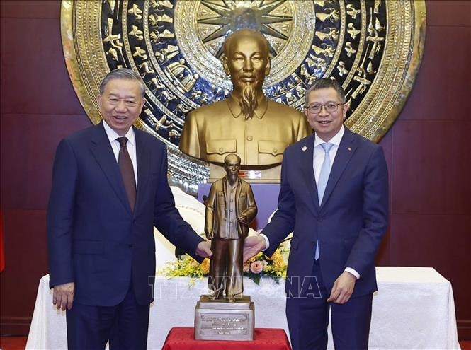 Tổng Bí thư, Chủ tịch nước Tô Lâm và Phu nhân gặp gỡ cán bộ nhân viên đại sứ quán và đại diện cộng đồng người Việt Nam tại Trung Quốc- Ảnh 5.