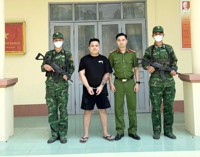 Bắt giữ đối tượng truy nã vì tội đánh bạc tại cửa khẩu quốc tế- Ảnh 1.