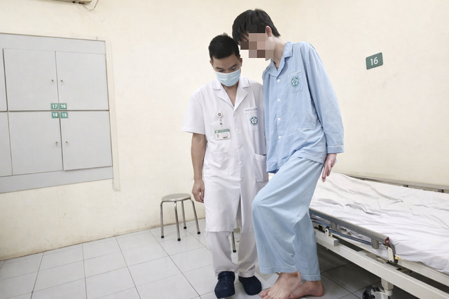 Nam sinh bị liệt vận động do thói quen ngồi khoanh chân - Ảnh 3.