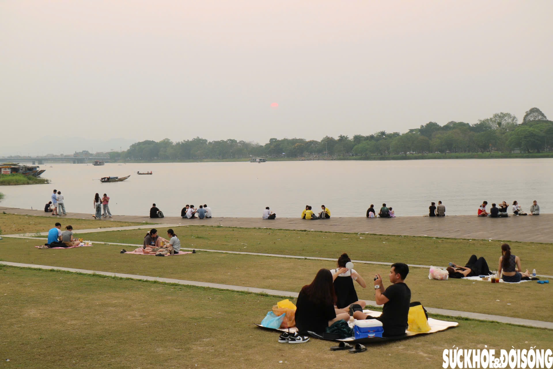 Nắng nóng gay gắt, người dân tìm đến bờ sông Hương giải nhiệt, 'săn' hoàng hôn- Ảnh 1.
