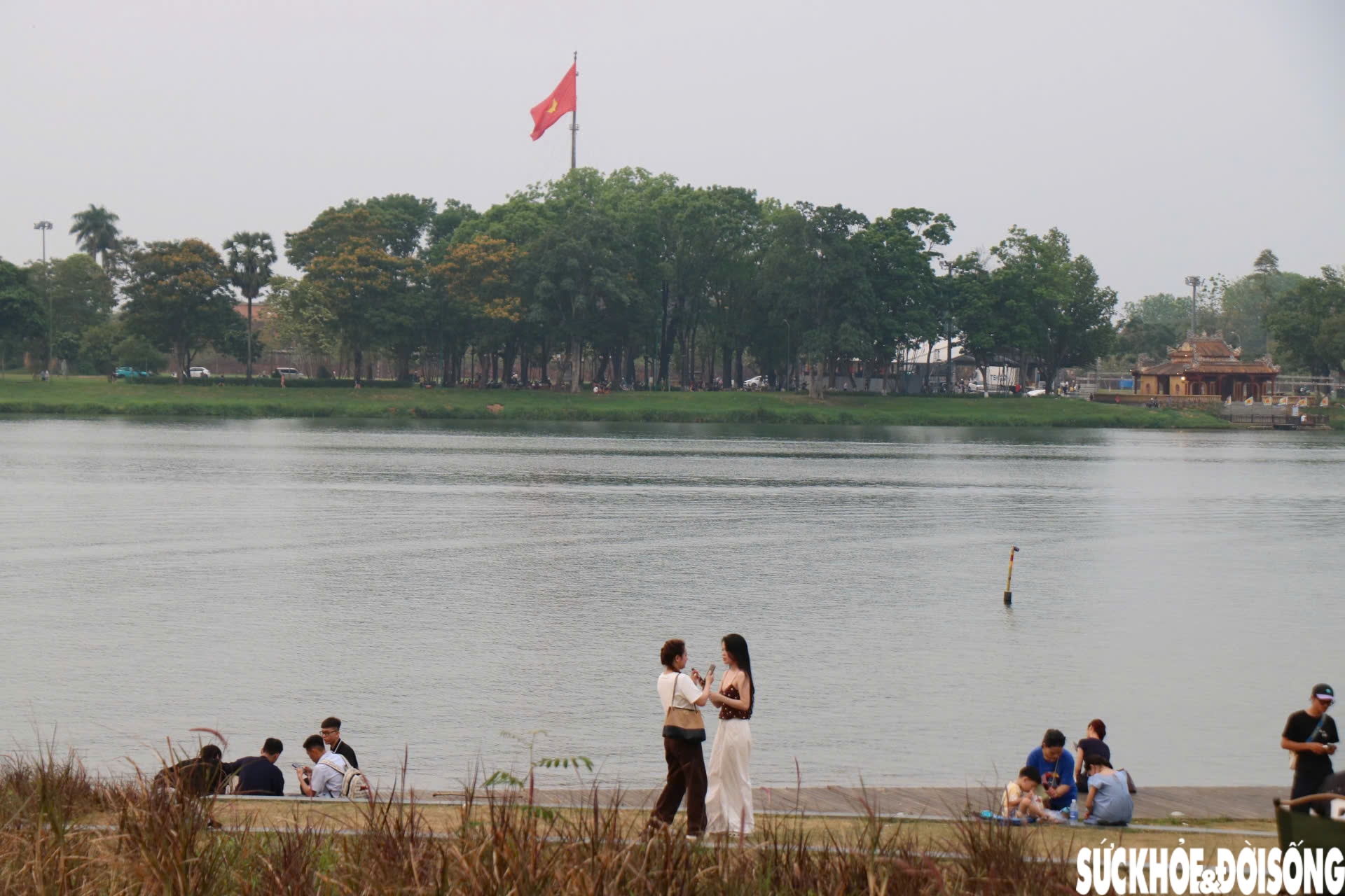 Nắng nóng gay gắt, người dân tìm đến bờ sông Hương giải nhiệt, 'săn' hoàng hôn- Ảnh 2.