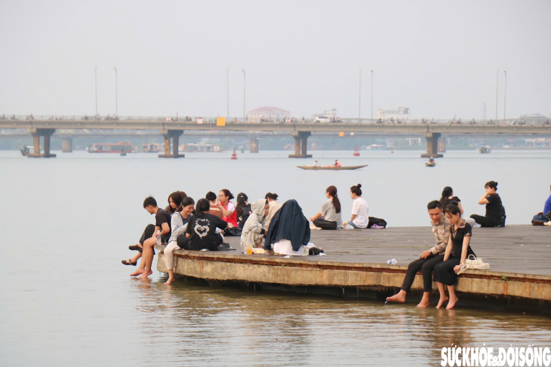 Nắng nóng gay gắt, người dân tìm đến bờ sông Hương giải nhiệt, 'săn' hoàng hôn- Ảnh 3.