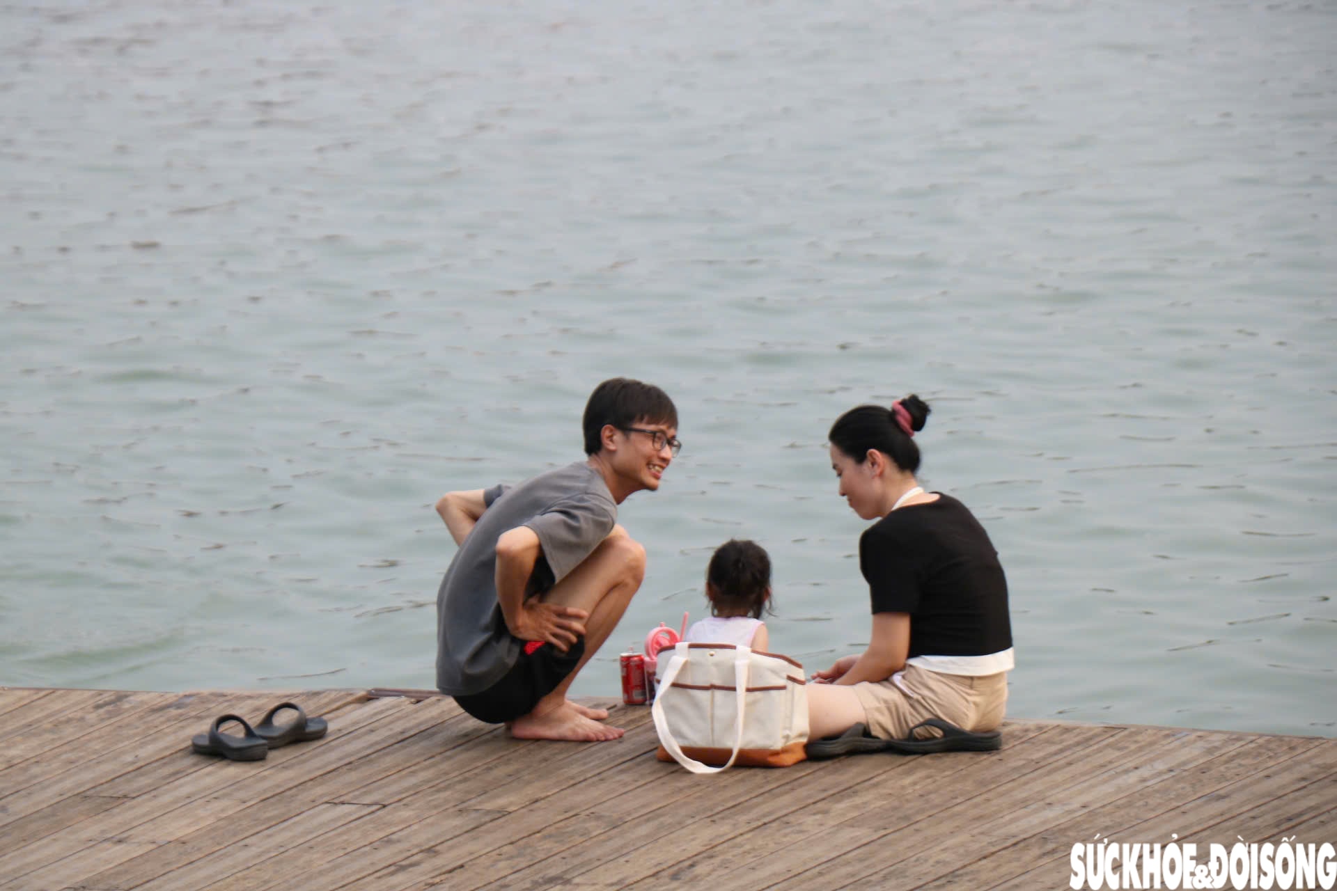 Nắng nóng gay gắt, người dân tìm đến bờ sông Hương giải nhiệt, 'săn' hoàng hôn- Ảnh 12.