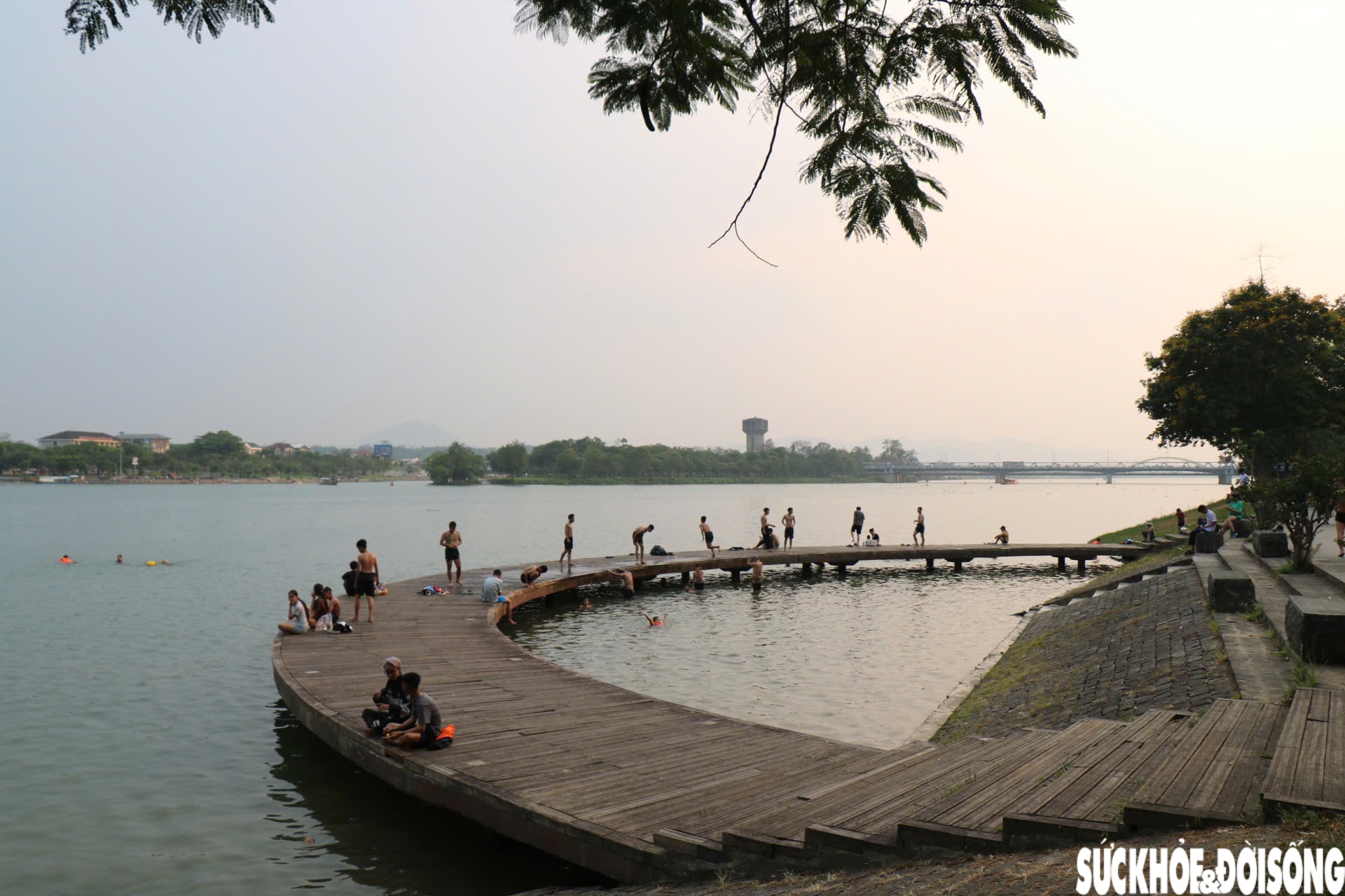 Nắng nóng gay gắt, người dân tìm đến bờ sông Hương giải nhiệt, 'săn' hoàng hôn- Ảnh 13.