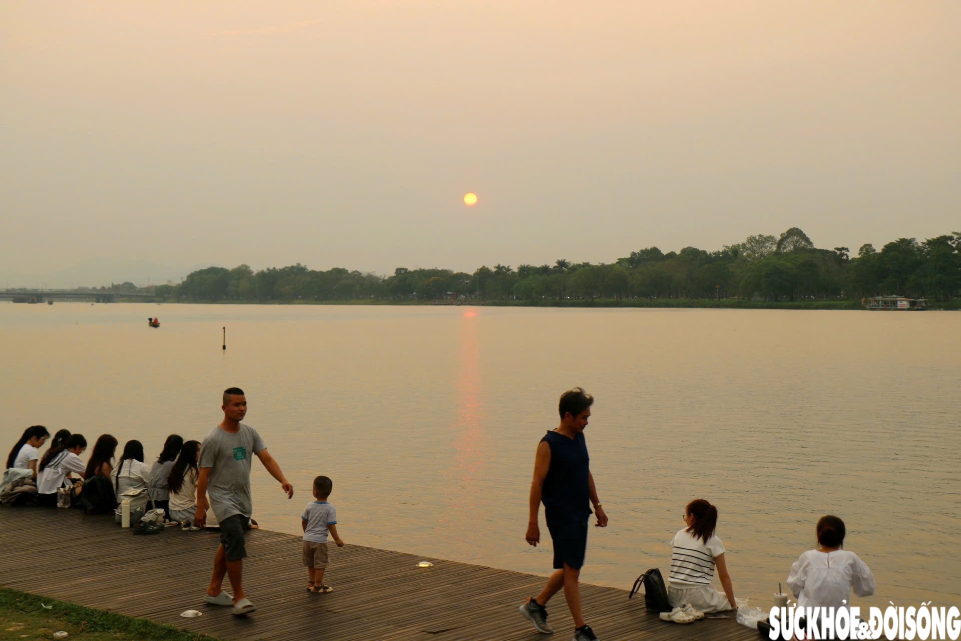 Nắng nóng gay gắt, người dân tìm đến bờ sông Hương giải nhiệt, 'săn' hoàng hôn- Ảnh 4.