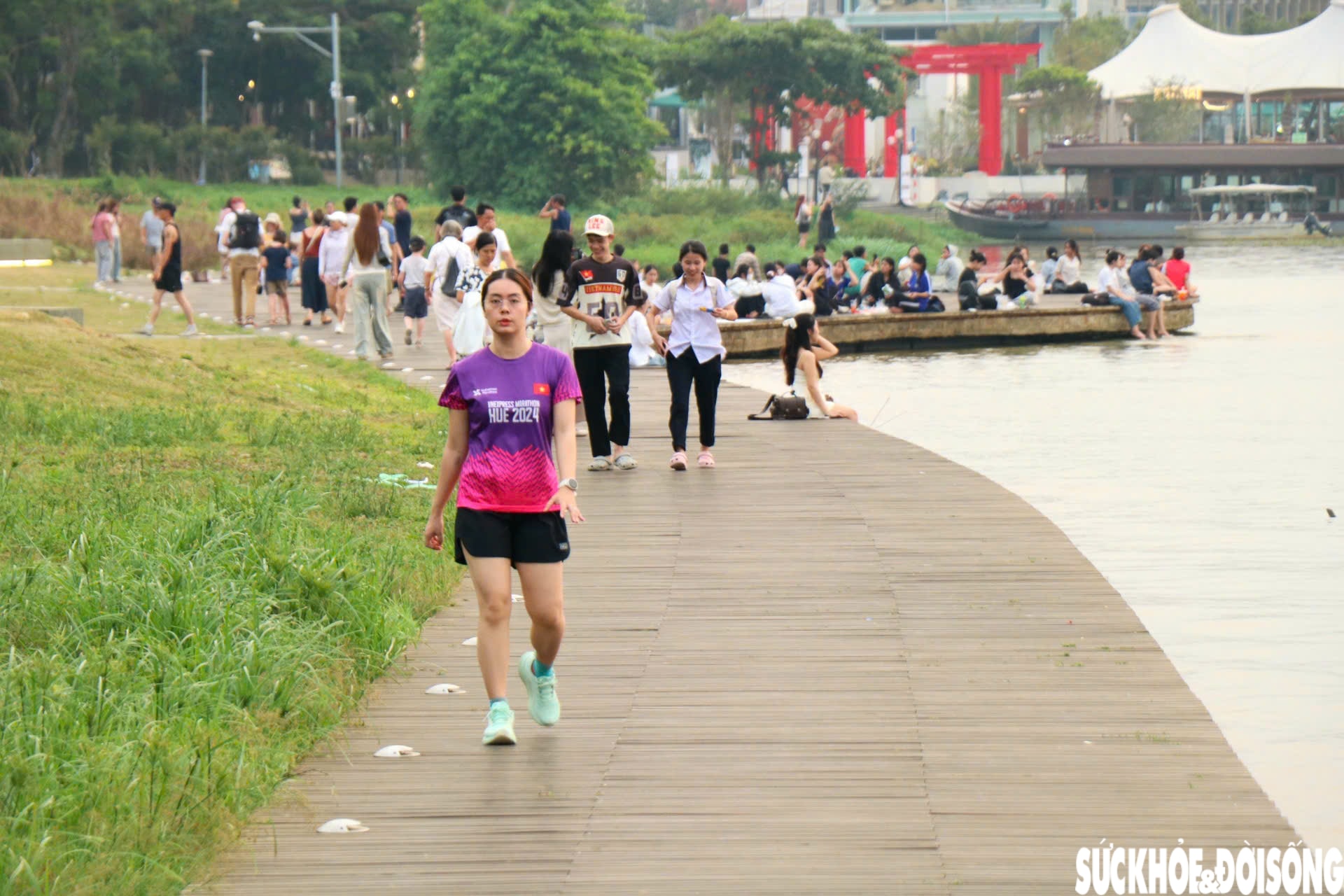 Nắng nóng gay gắt, người dân tìm đến bờ sông Hương giải nhiệt, 'săn' hoàng hôn- Ảnh 5.