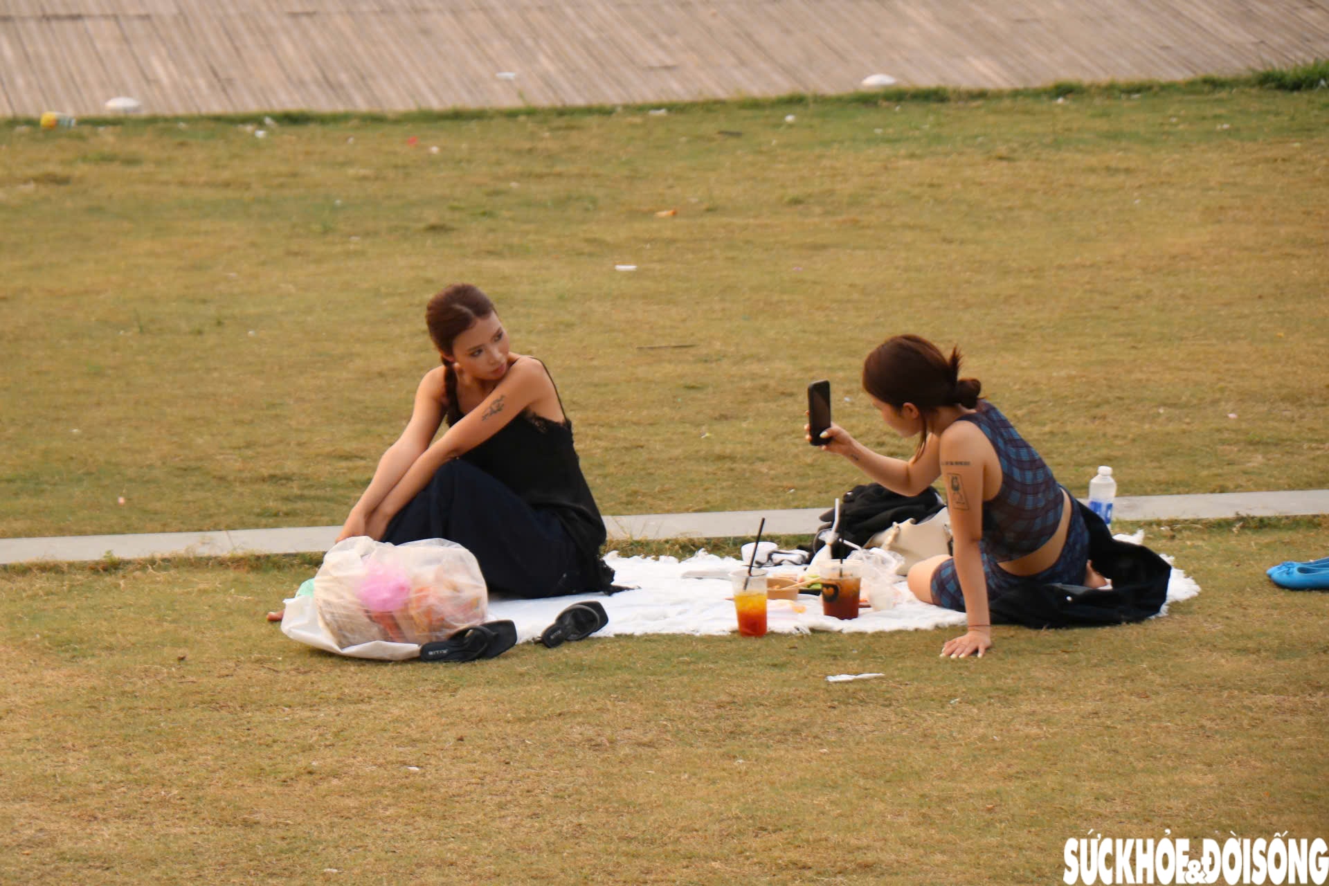 Nắng nóng gay gắt, người dân tìm đến bờ sông Hương giải nhiệt, 'săn' hoàng hôn- Ảnh 7.