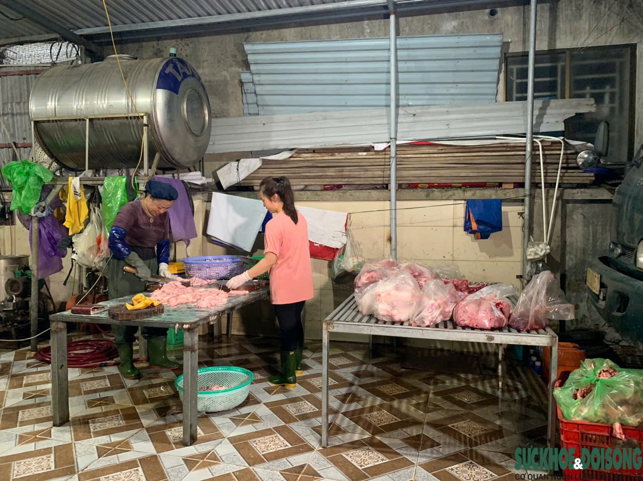 Giết mổ nhỏ lẻ trong khu dân cư tiềm ẩn nguy cơ mất an toàn thực phẩm- Ảnh 1.
